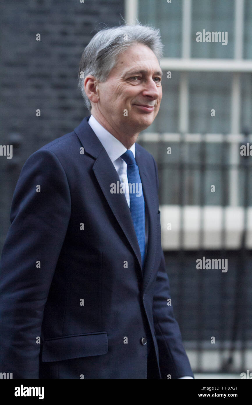 London, UK. 18th Jan, 2017. British Chancellor of the Exchequer Philip Hammond leaves 11 Downing Street to attend the PMQ at the House of Commons Credit: amer ghazzal/Alamy Live News Stock Photo