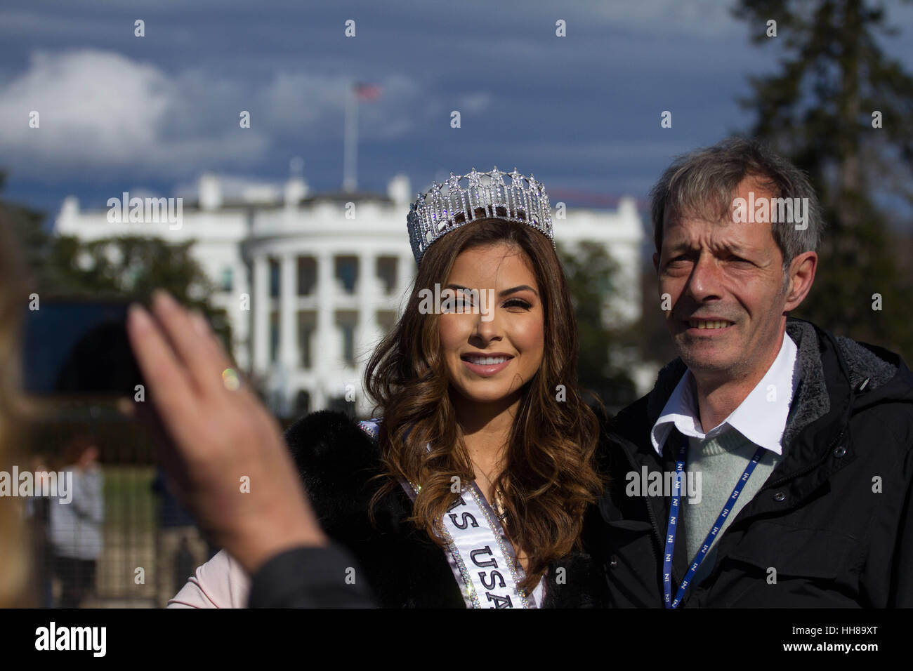 Washington DC, USA. 18th January 2017. Miss Texas USA 2017 Nancy Gonzalez poses with a tourist in front of the White House, Wednesday, January 18, 2017. Credit: Michael Candelori/Alamy Live News Stock Photo