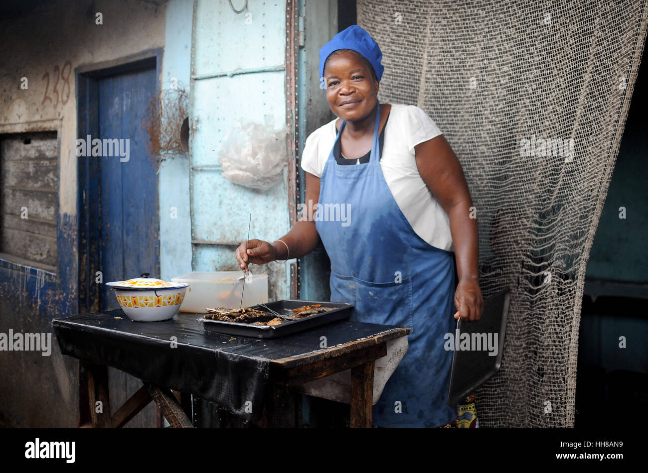 Lusaka, Zambia. 9th Mar, 2016. A woman cooks for her small restaurant in the compound Chawama of Lusaka, Zambia, 9 March 2016. Photo: Britta Pedersen/dpa-Zentralbild/ZB/dpa/Alamy Live News Stock Photo