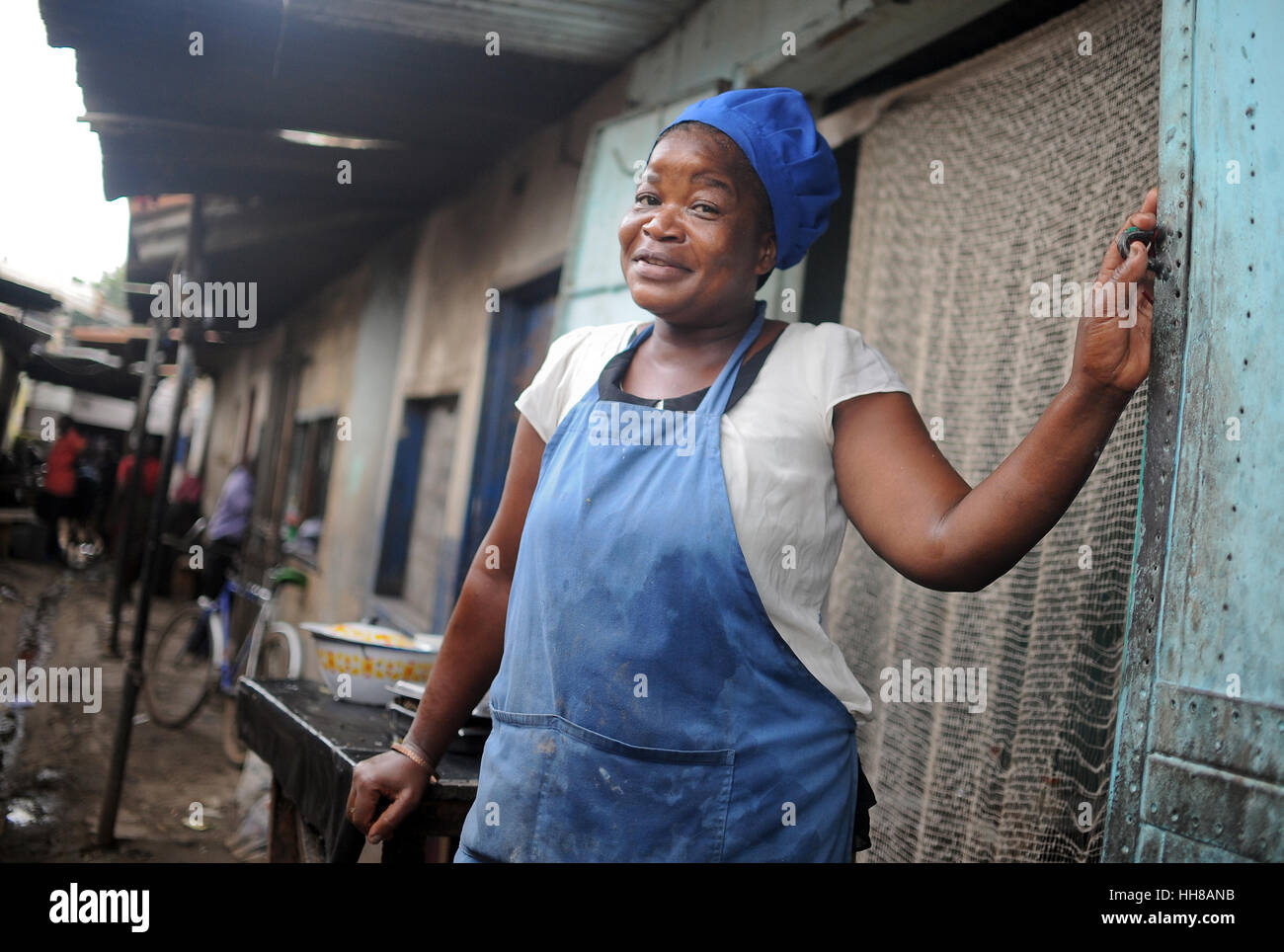 Lusaka, Zambia. 9th Mar, 2016. A woman cooks for her small restaurant in the compound Chawama of Lusaka, Zambia, 9 March 2016. Photo: Britta Pedersen/dpa-Zentralbild/ZB/dpa/Alamy Live News Stock Photo