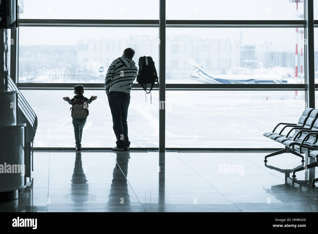 Girl at airport silhouette hi-res stock photography and images - Alamy