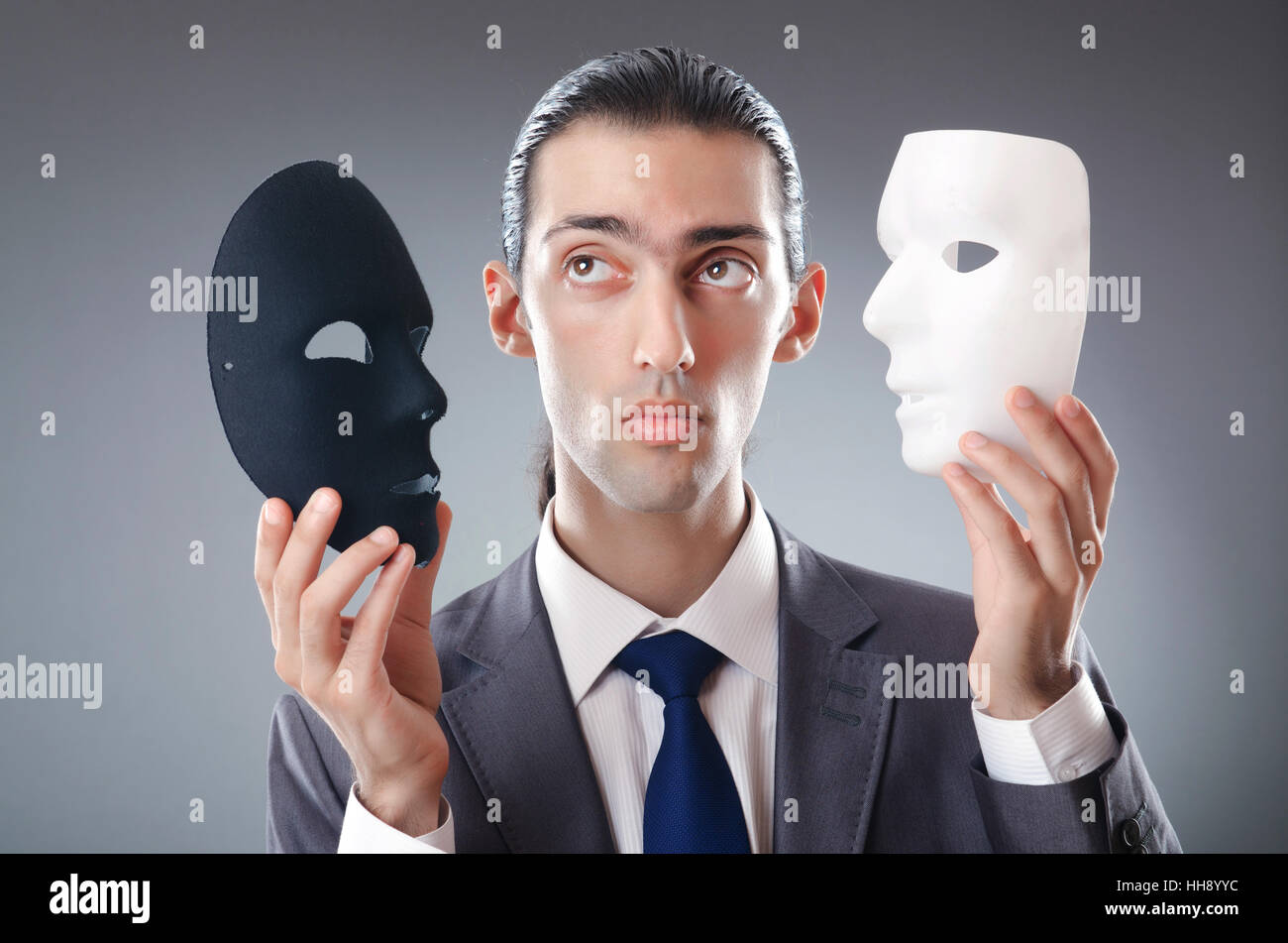 За улыбкой скрывается боль цитаты. Скрывается под. Человек под маской. Кто скрывается под гримом. Боль за улыбкой.