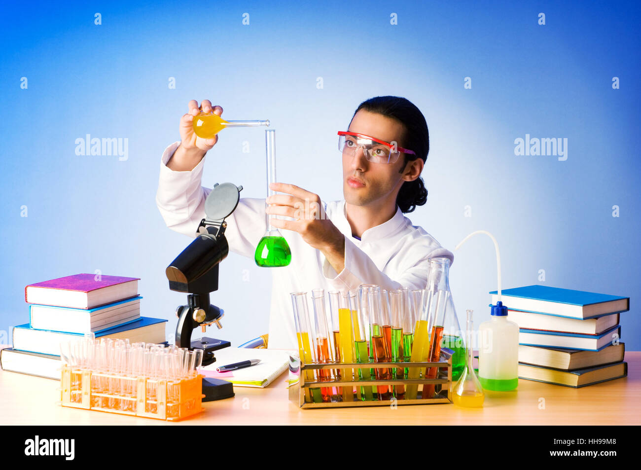 Человек который проводит опыты. Человек в лаборатории. Портреты Химиков. Химик с колбой в руках. Научный работник картинка.