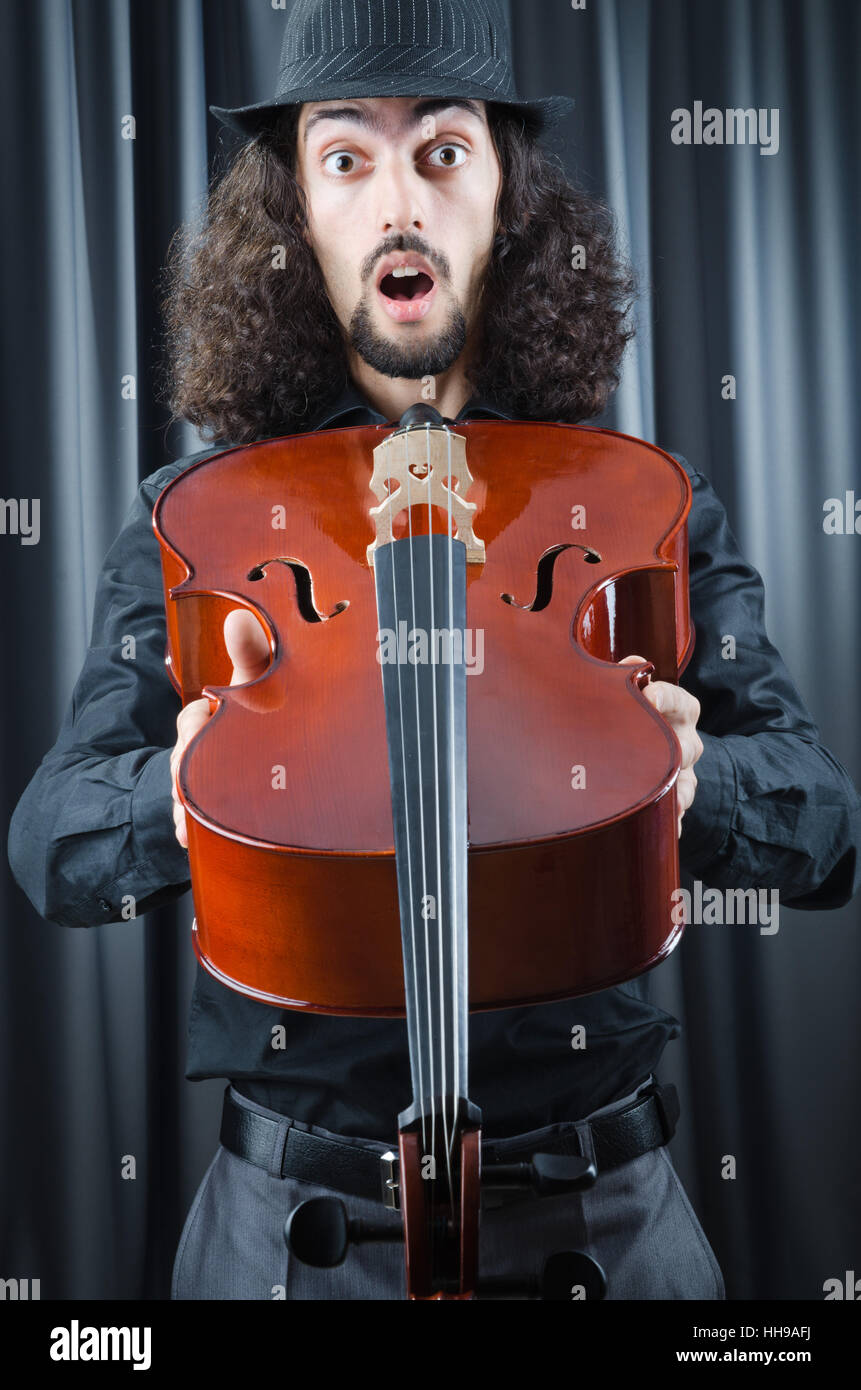 Slash сейчас. гитарист удивлен. удивленный музыкант. виолончель прикол. Scared.