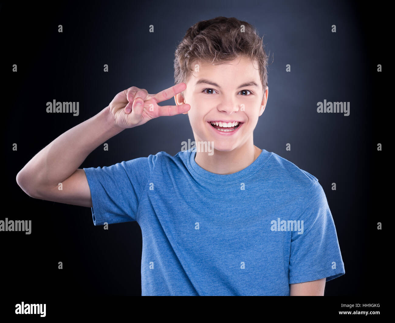 Teenage black boy smiling face hi-res stock photography and images - Alamy