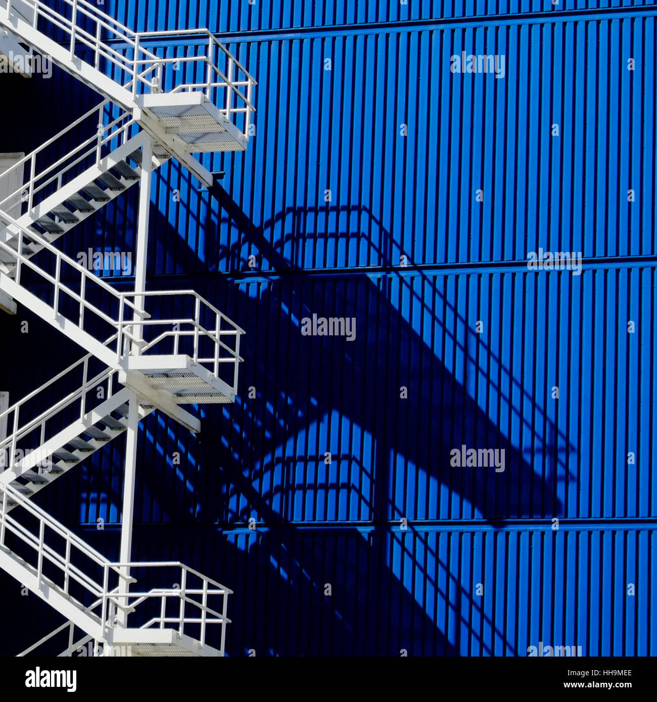 Cobalt blue wall hi-res stock photography and images - Alamy