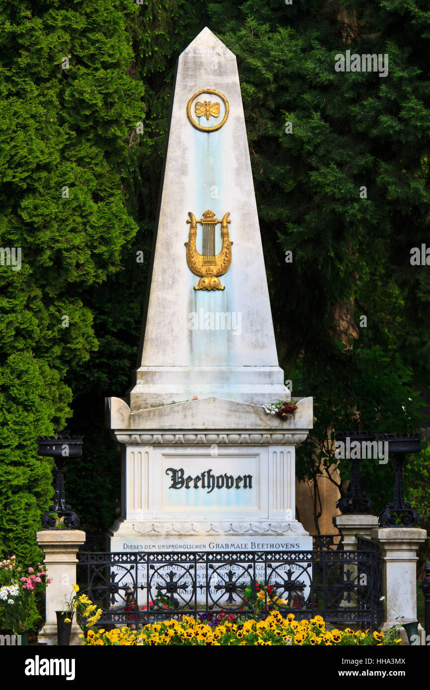 Бетховен похоронен. Центральное кладбище вены могила Бетховена. Могила Бетховена на Центральном кладбище вены, Австрия. Могила Людвига Ван Бетховена.