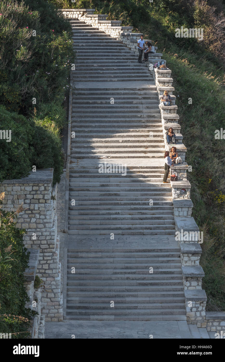 People sitting on stairs hi-res stock photography and images - Alamy