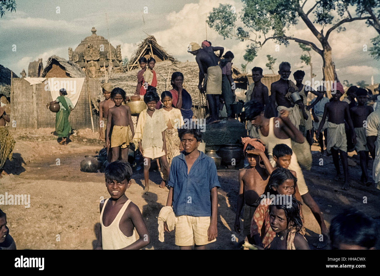 Am Dorfbrunnen Markt in einem Dorf in der Nähe von Neyveli, Tamil Nadu, 1962.  In Neyveli entstand eine Fabrik mit Mitteln der Entwicklungshilfe. Stock Photo