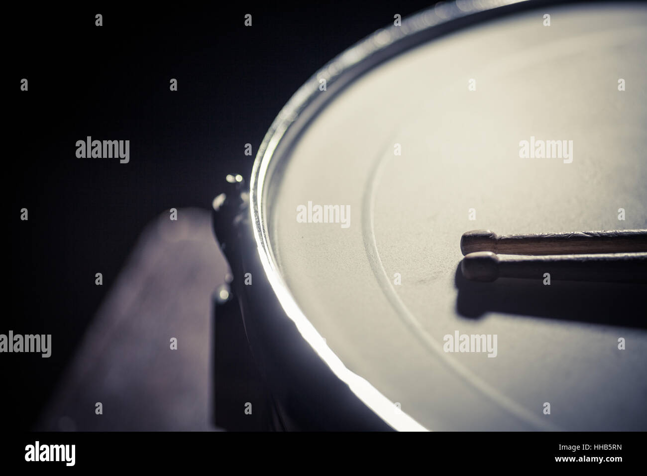 A snare drum and a pair of drumsticks Stock Photo Alamy