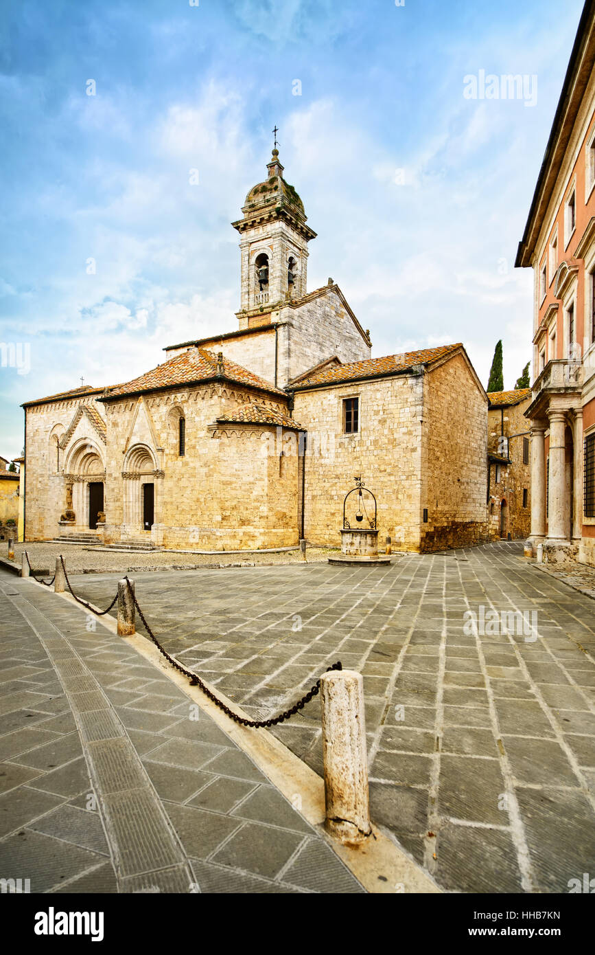 Sant Quirico Orcia Collegiata church, medieval square and well. Val d Orcia, Tuscany, Italy, Europe Stock Photo