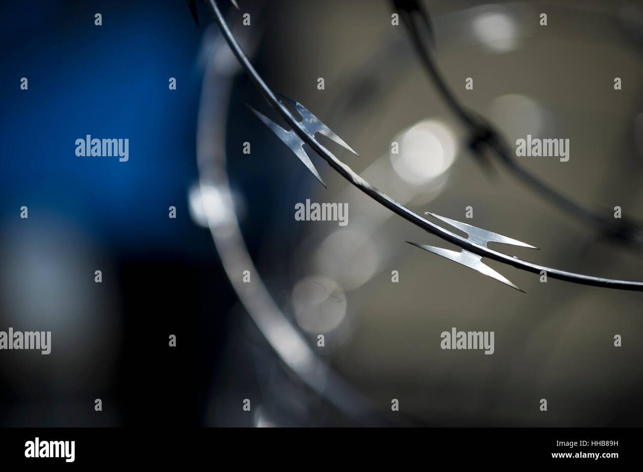 Razorwire hi-res stock photography and images - Alamy