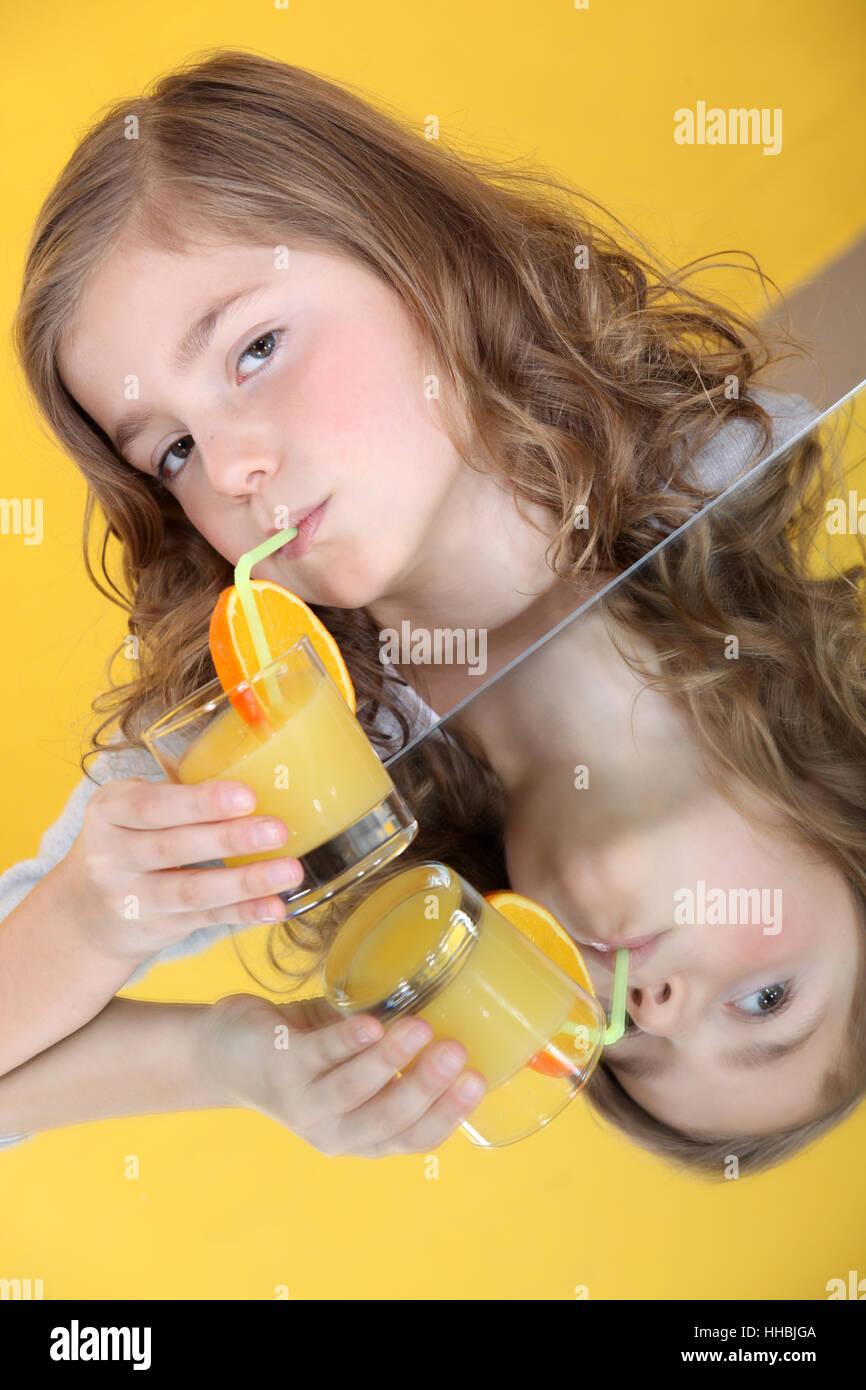 Пьющие женщины. Ребенок пьет сок. Пить детскую мочу. Уринотерапия. Пить детскую мочу.