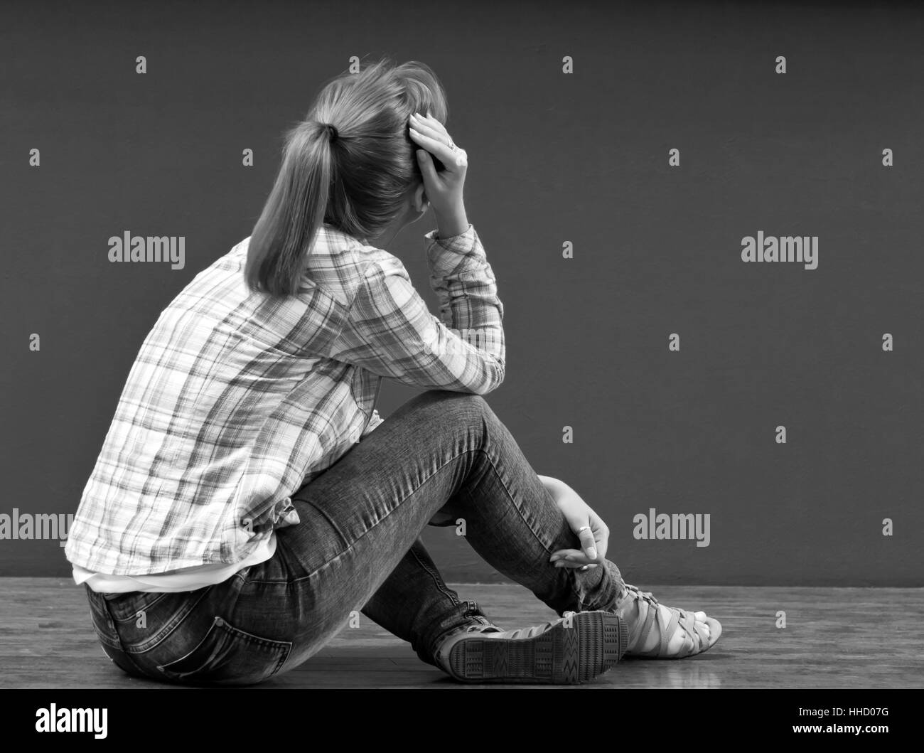девушка плачет в углу. девушка сидит на полу спиной. обиженный пол. обиженная девочка сидит спиной. девушка сидит на полу.
