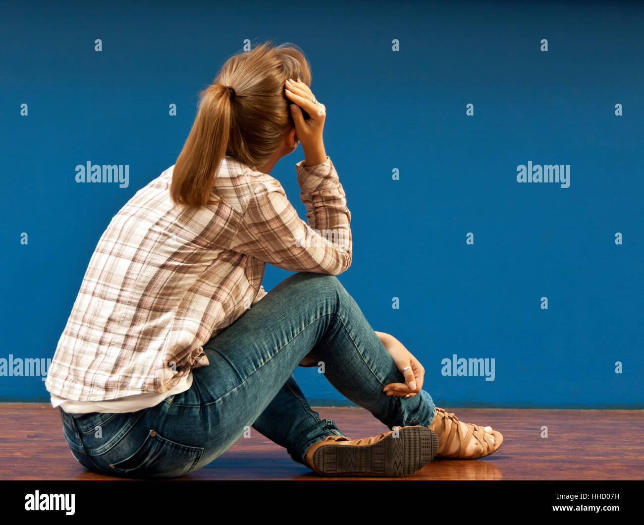 обиженный малыш. обиженный пол. девушка сидит на полу. ребенок переживает. девочка сидит на полу.