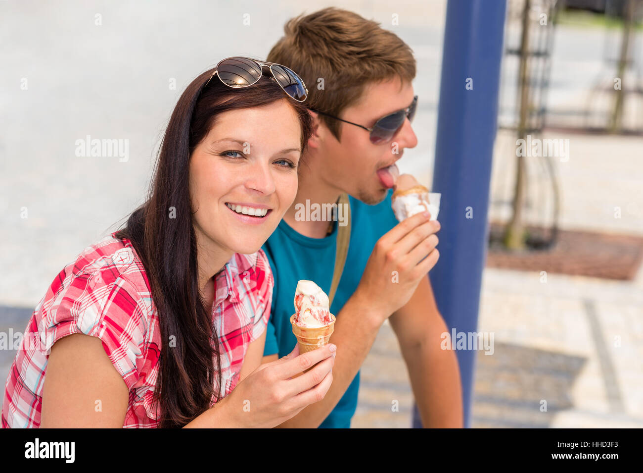 Молодым можно принимать. Девушка и мороженое. Юноша и девушка едят мороженое. Парень и девушка мороженое. Гулять с мужчиной и есть мороженое.