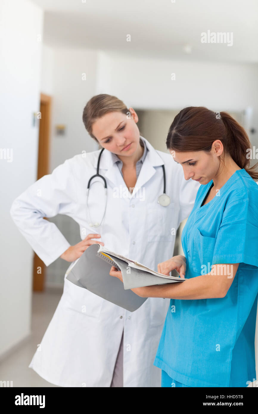 информатика в медицине. медицинский работник. где можно работать с медицинским образованием. медицинская информатика презентация. молодые врачи.