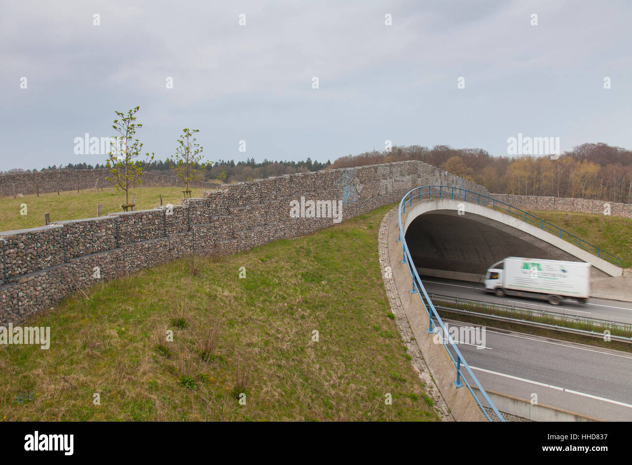 Bridge for use by game over a freeway Stock Photo - Alamy
