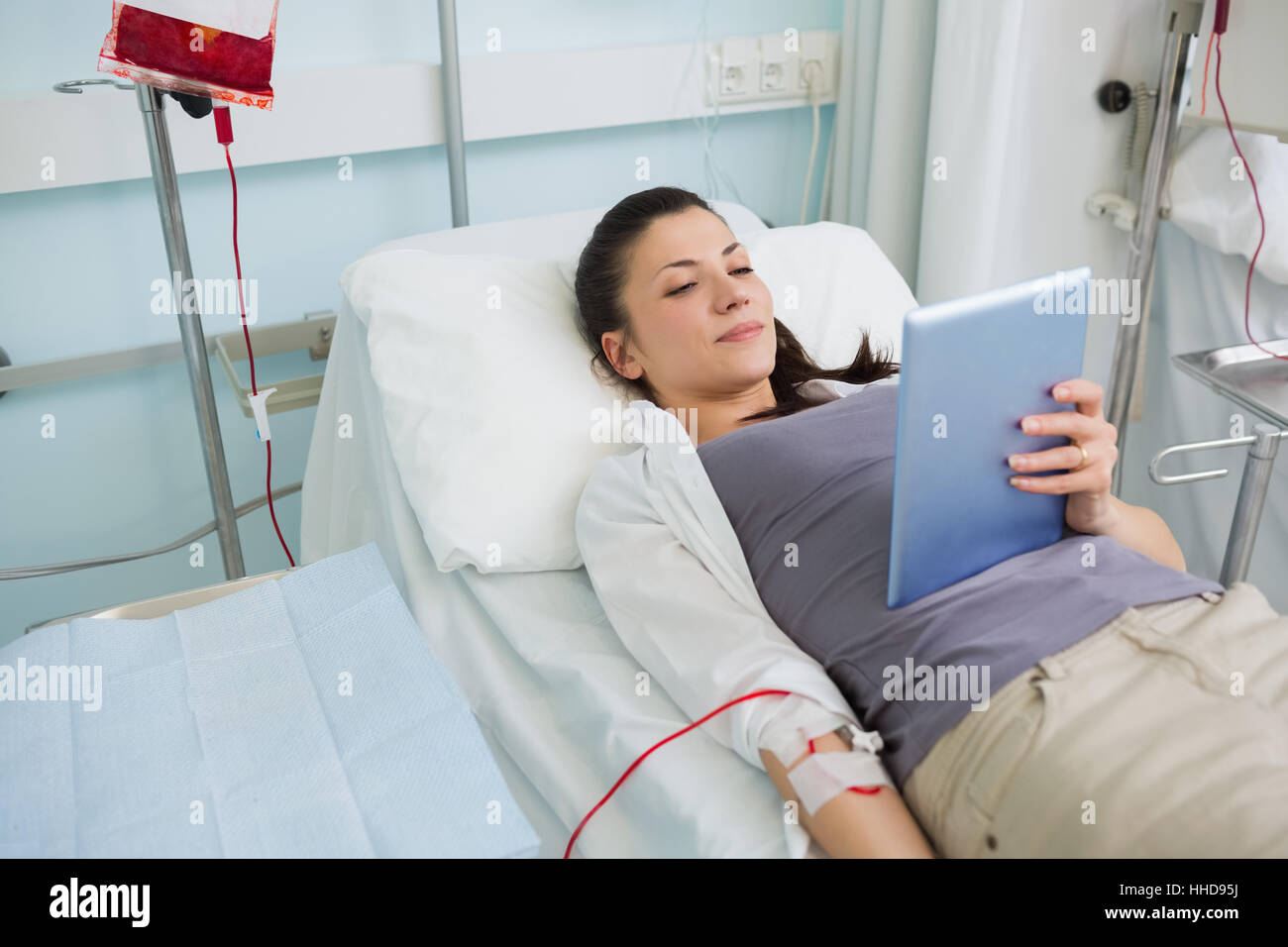 можно ли ноутбук в больнице. телевизор в палате больницы. доктор помогает молодой паре забеременеть. ноутбук в больнице. вещи в больницу.