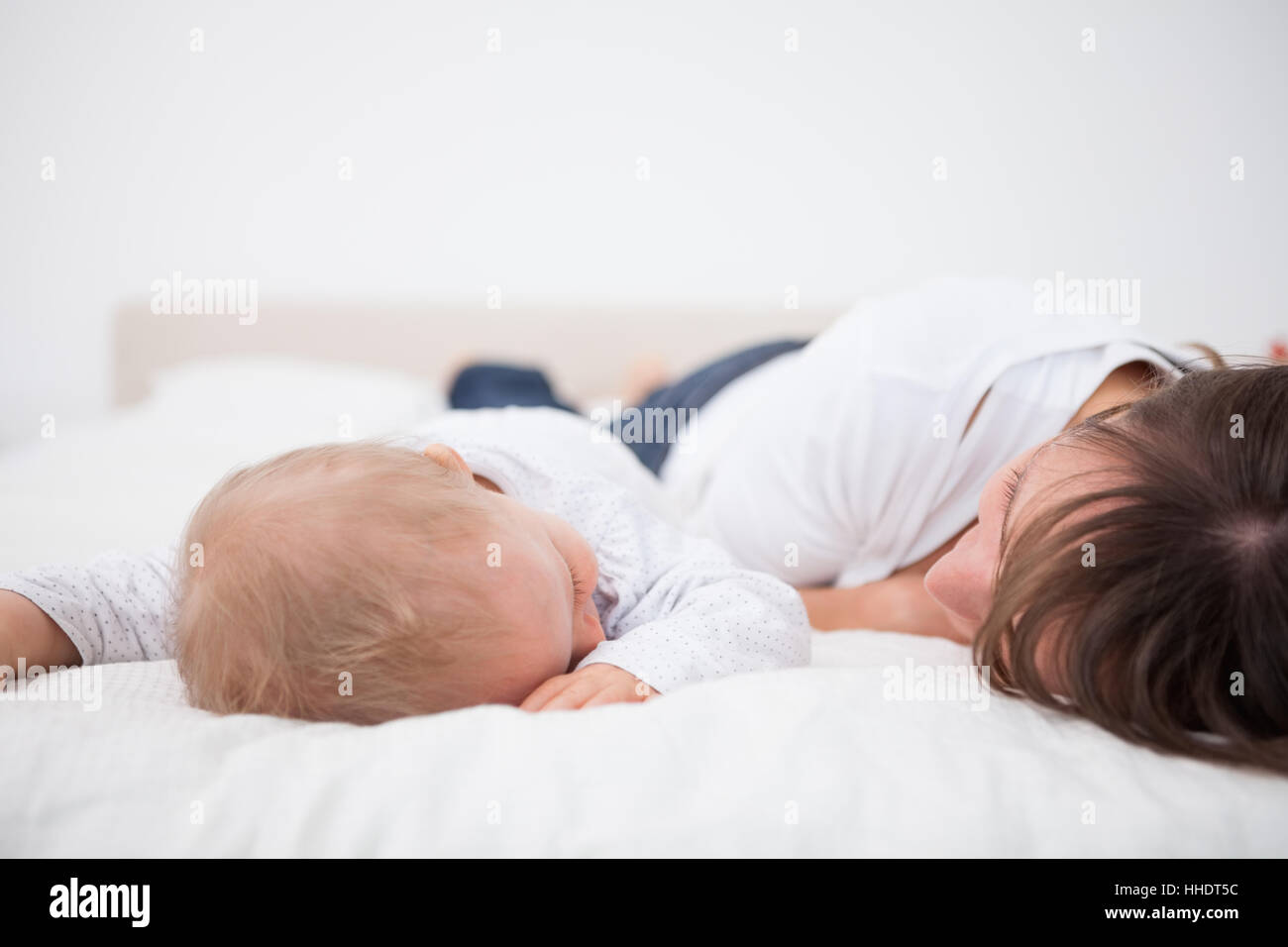 Она лежит как маме. Мама лежит с малышом. Мама с младенцем лежат на кровати. Ребенок лежит на маме. Девушка лежит с малышом.