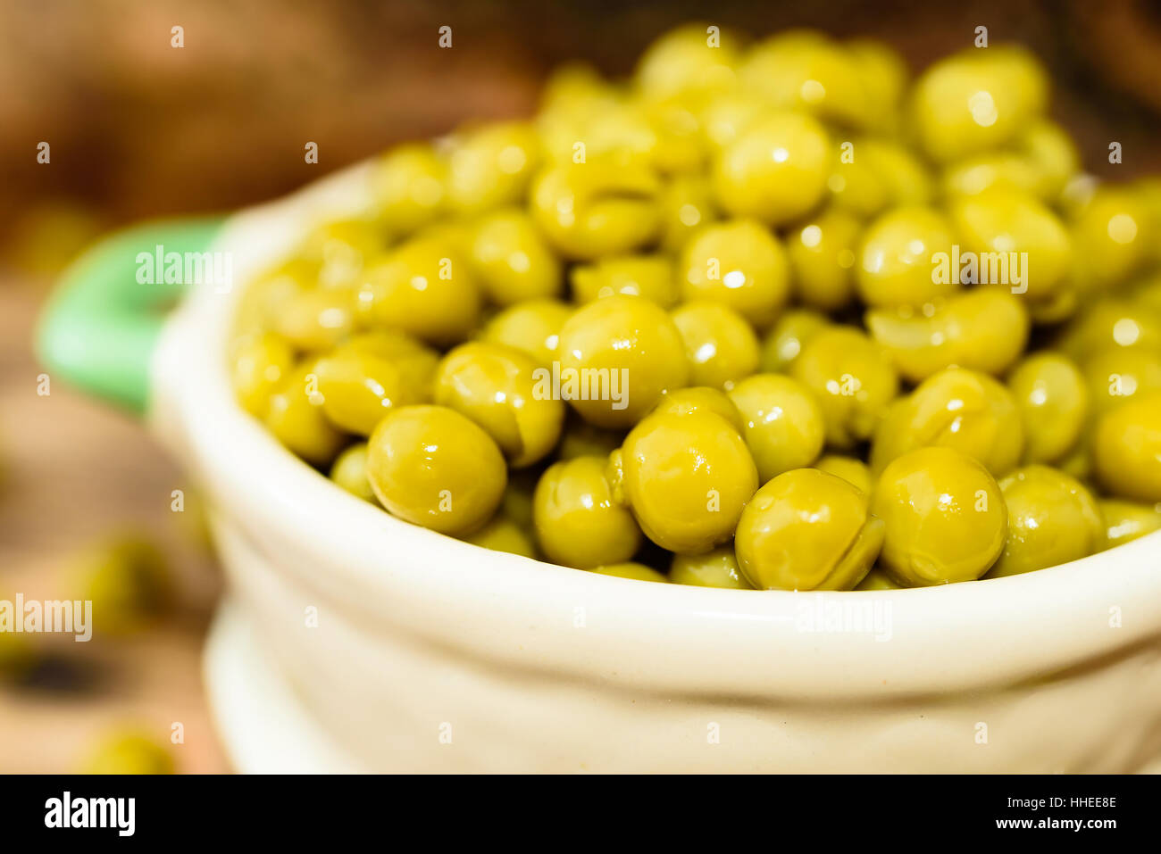 https://c8.alamy.com/comp/HHEE8E/steamed-and-chilled-green-peas-ready-to-eat-sweet-and-fresh-to-the-HHEE8E.jpg