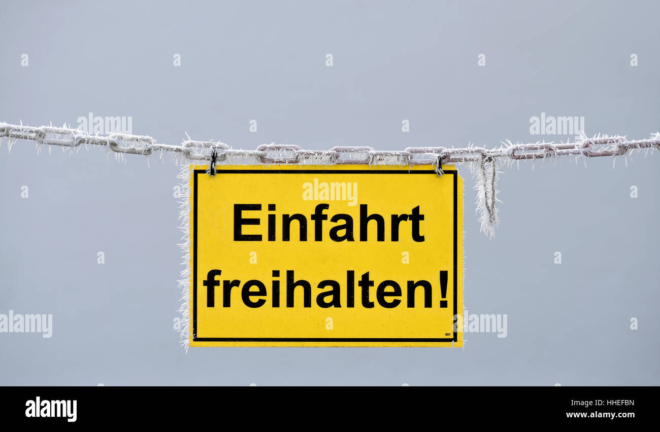 Sign stating keep entrance clear, chain covered with hoarfrost, Baden-Württemberg, Germany Stock Photo