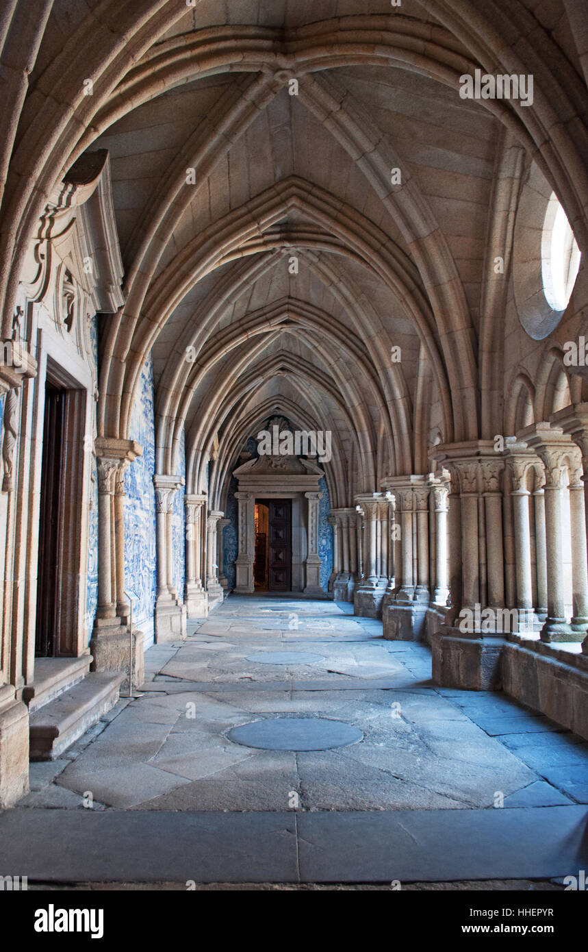 Portugal: details of the Gothic cloister in the Cathedral, Sé do Porto, one of the oldest monuments of Porto Stock Photo