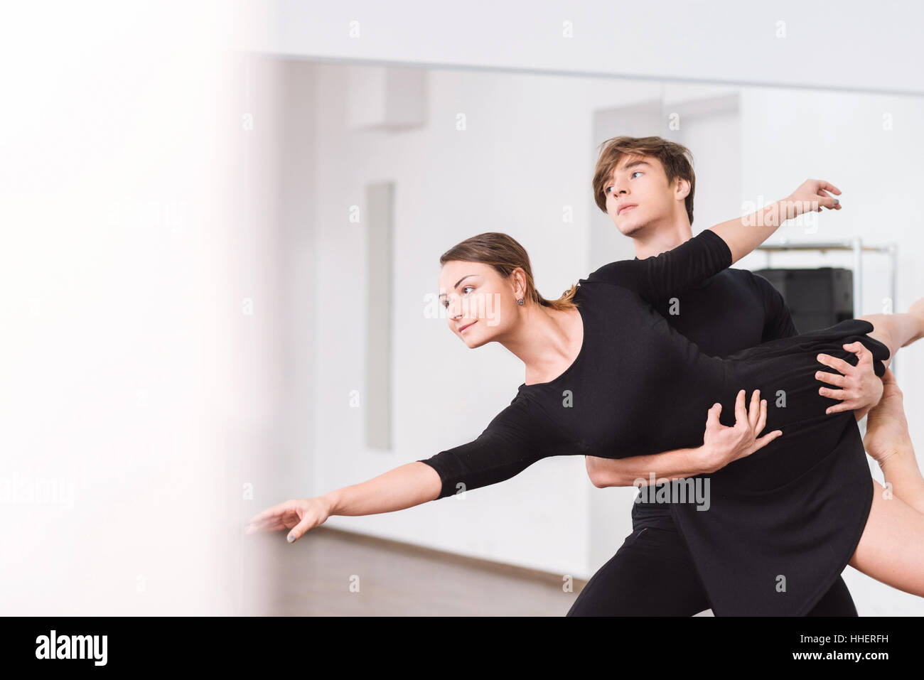 Nicki minaj без одежды. Does she dance. Танец когда держатся за талию много людей. Present simple окончания. Ники минаж горячие фото.