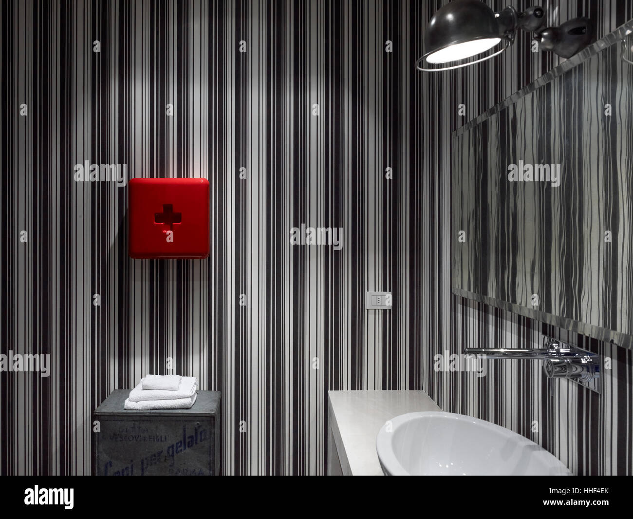 Red wallpaper bathroom hi-res stock photography and images - Alamy