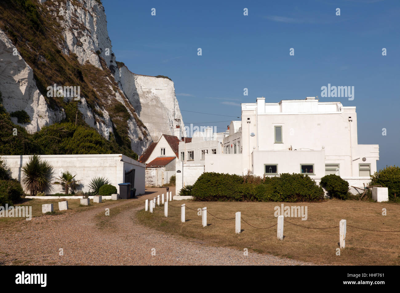 White Cottages at St Margaret's Bay, below the cliffs, one was  owned by Noël Coward and later bought by by Ian Flemming Stock Photo