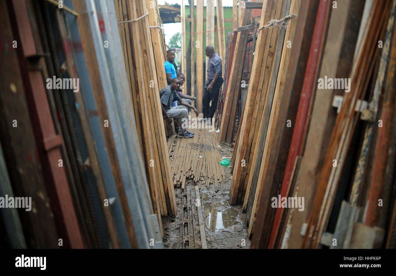 Lusaka, Zambia. 9th Mar, 2016. Men work in the compound Chawama of Lusaka, Zambia, 9 March 2016. Photo: Britta Pedersen/dpa-Zentralbild/ZB/dpa/Alamy Live News Stock Photo