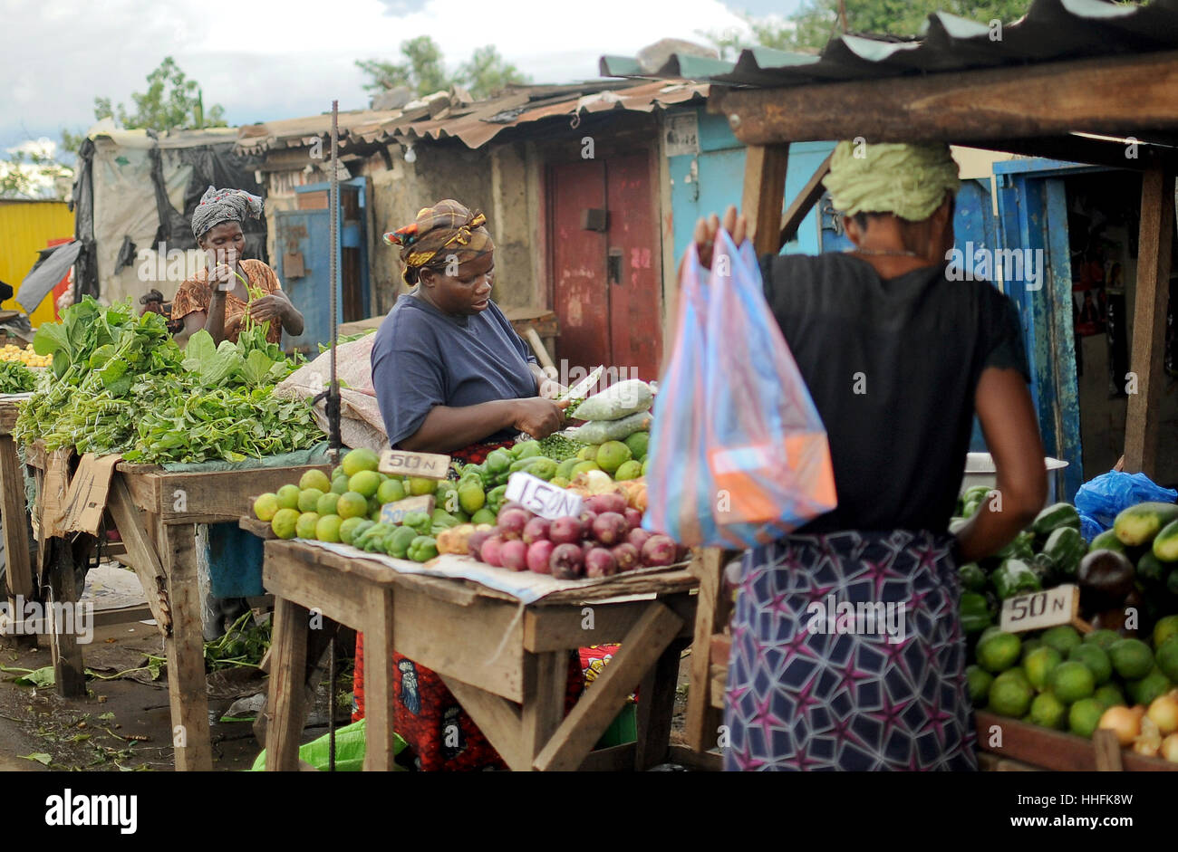 Lusaka, Zambia. 9th Mar, 2016. Women sell vegetables and fruit in the compound Chawama of Lusaka, Zambia, 9 March 2016. Photo: Britta Pedersen/dpa-Zentralbild/ZB/dpa/Alamy Live News Stock Photo