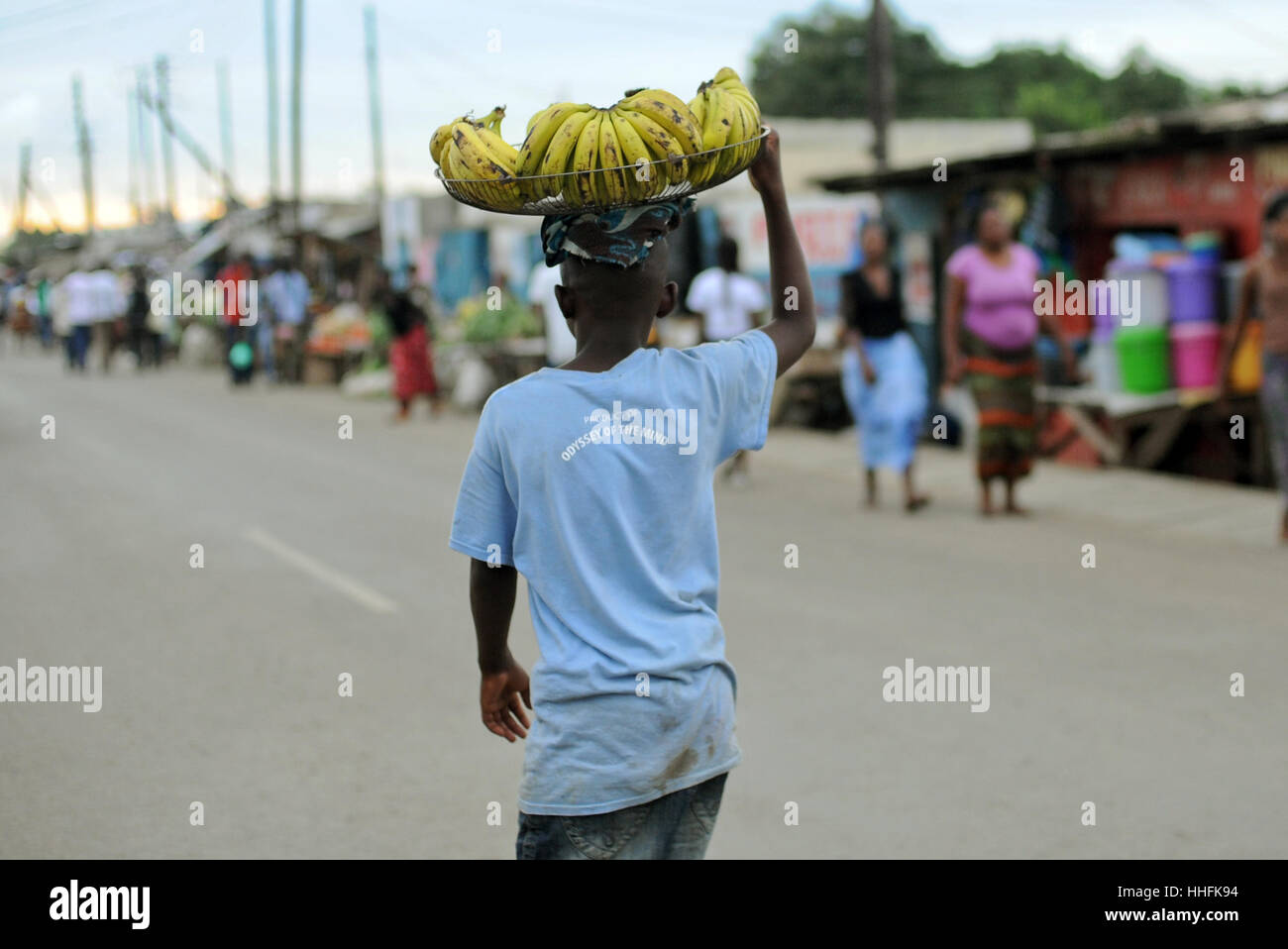 Lusaka, Zambia. 9th Mar, 2016. A boy carries a bunch of bananas in the compound Chawama of Lusaka, Zambia, 9 March 2016. Photo: Britta Pedersen/dpa-Zentralbild/ZB/dpa/Alamy Live News Stock Photo
