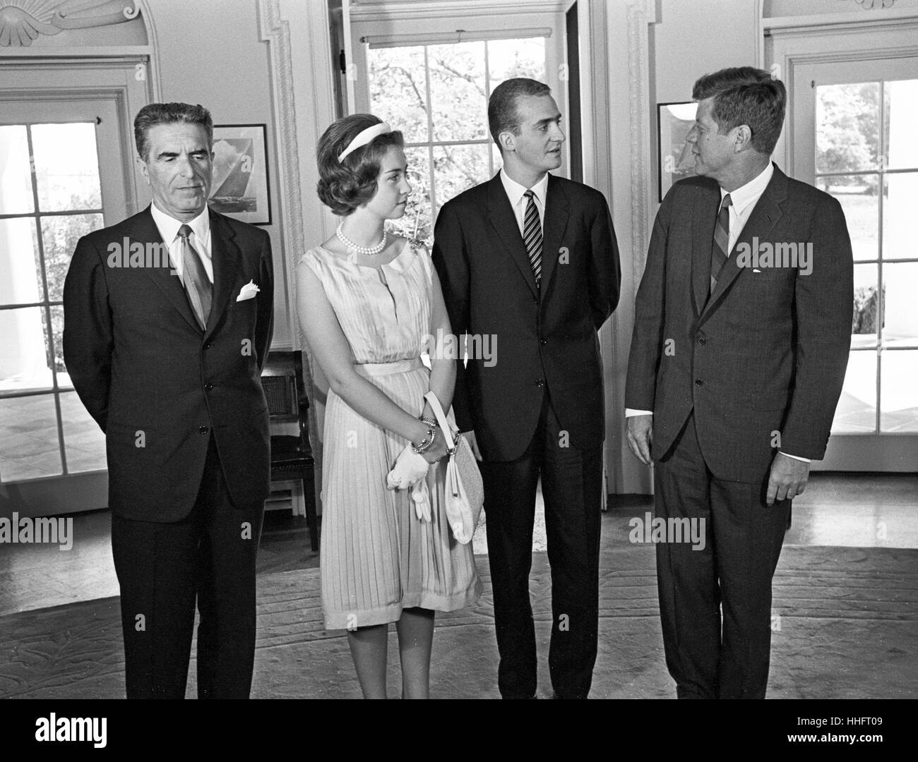 United States President John F. Kennedy, right, meets with Prince Juan Carlos of Spain, center right, and his wife, Princess Sophia of Greece, center left, and Ambassador of Spain, Antonio Garrigues y Díaz-Cañabate, left, in the Oval Office of the White House in Washington, DC on August 30, 1962. Credit: Arnie Sachs / CNP - NO WIRE SERVICE - Photo: Arnie Sachs/Consolidated/dpa Stock Photo