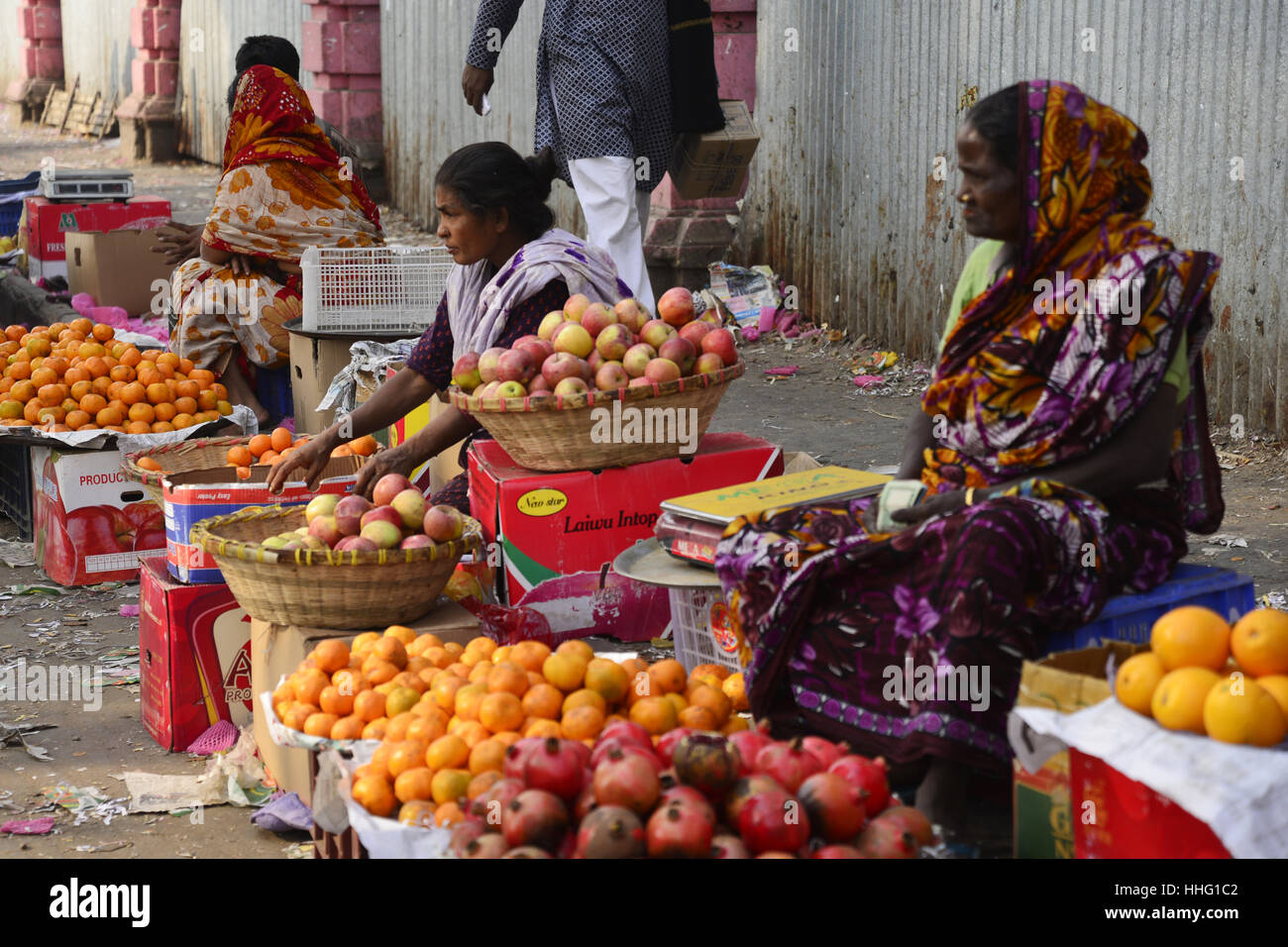 Dhaka, Bangladesh. 18th Jan, 2017. Bangladeshi women fruits vendor are waiting customer on the road side at Shadarghat in Dhaka, Bangladesh. On January 18, 2016 Credit: Mamunur Rashid/Alamy Live News Stock Photo