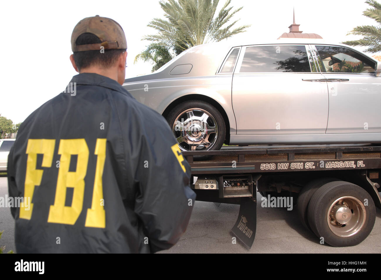 Ft. Lauderdale, FL, USA. 9th Nov, 2009. Florida, USA - United States - NO USE EXCEPT SUN SENTINEL; NO SHARING; NO RIGHTS (CAV) ROTHSTEIN1109J.CAV - FBI and IRS agents seize a Rollys-Royce from in front of Scott Rothstein's Ft. Lauderdale home, Monday, Nov. 9, 2009. Joe Cavaretta, Sun Sentinel ORG XMIT: S-S0911091517262489.- Original Credit: Sun Sentinel SoFlaShare.- Original Source: Sun Sentinel Credit: Sun-Sentinel/ZUMA Wire/17�Թ����� Live News Stock Photo