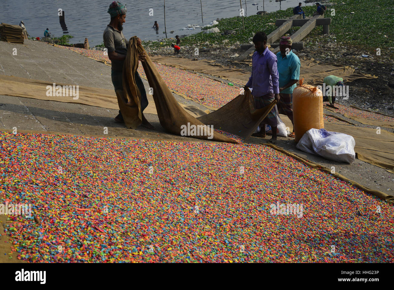 Dhaka, Bangladesh. 18th Jan, 2017. Bangladeshi workers Recycled plastic