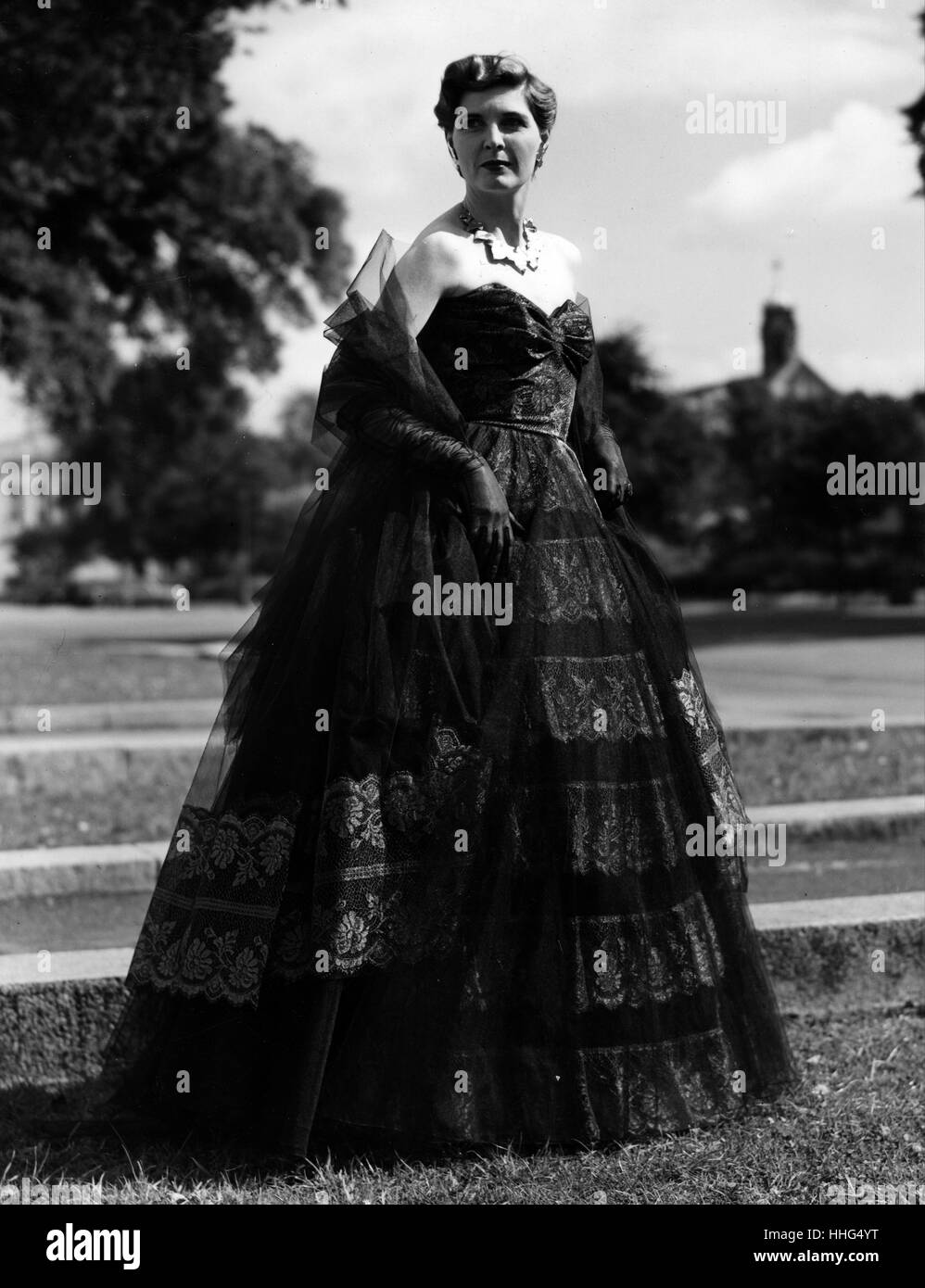 Black gown model hi-res stock photography and images - Alamy