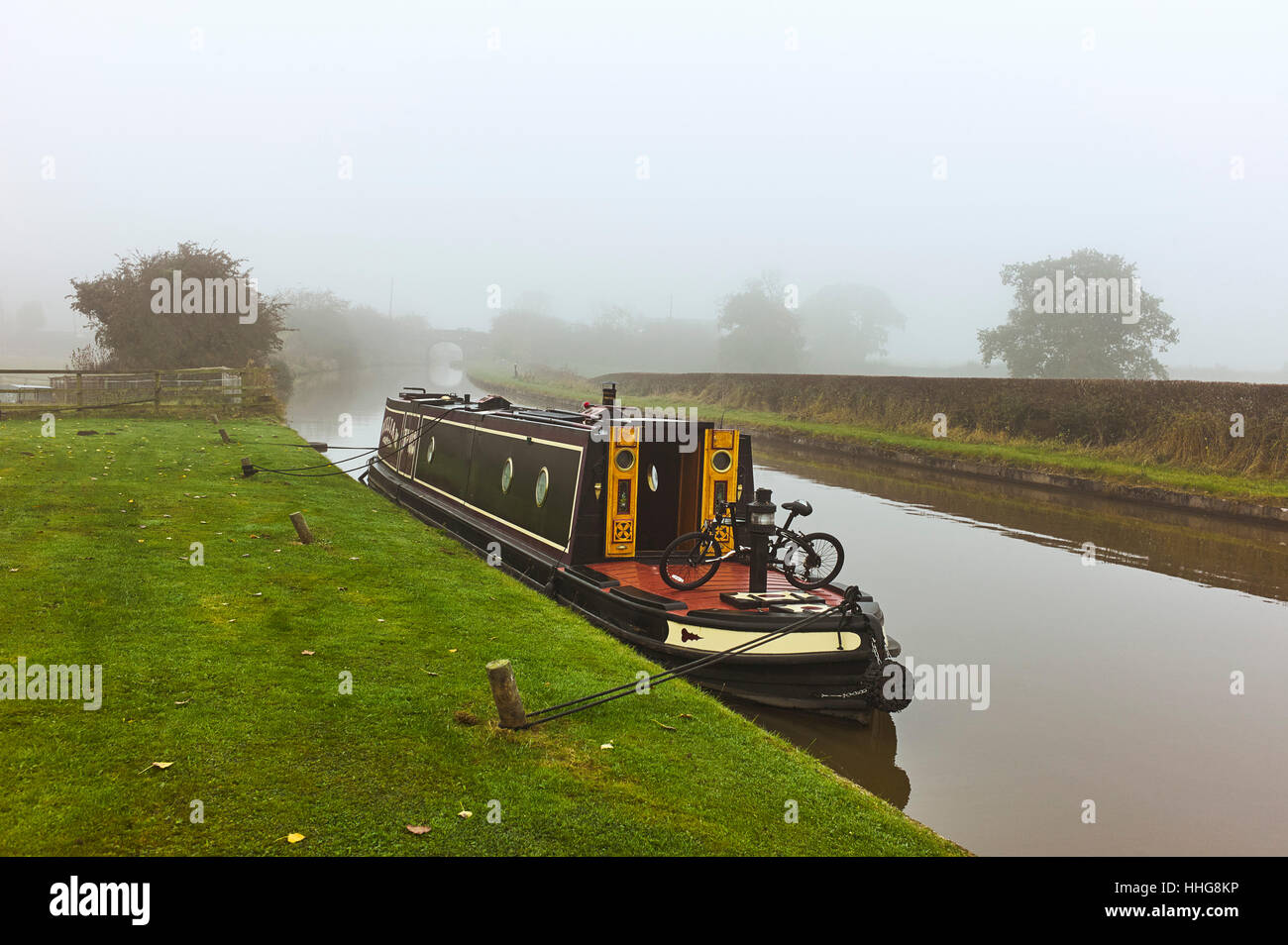 Boat tied up on canal hi-res stock photography and images - Alamy