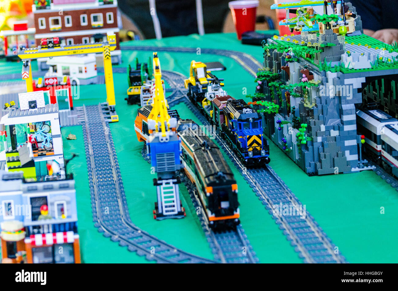 Un treno giallo LEGO City Train e un camion su un pavimento di legno duro  Foto stock - Alamy