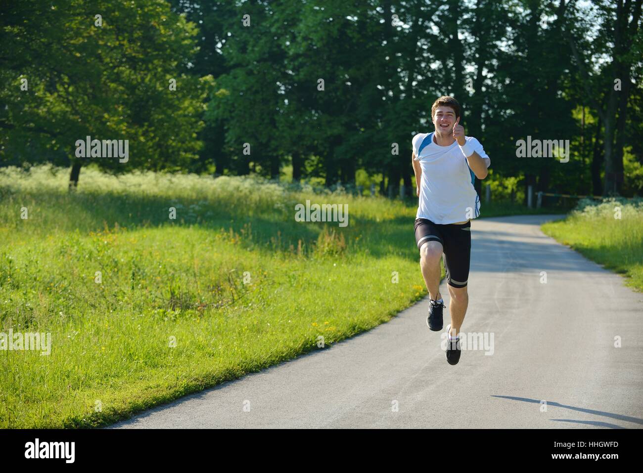 Девушка бежит. Спорт бег. Бегут вид сверху. Бежать подождать. Бегающий человек.