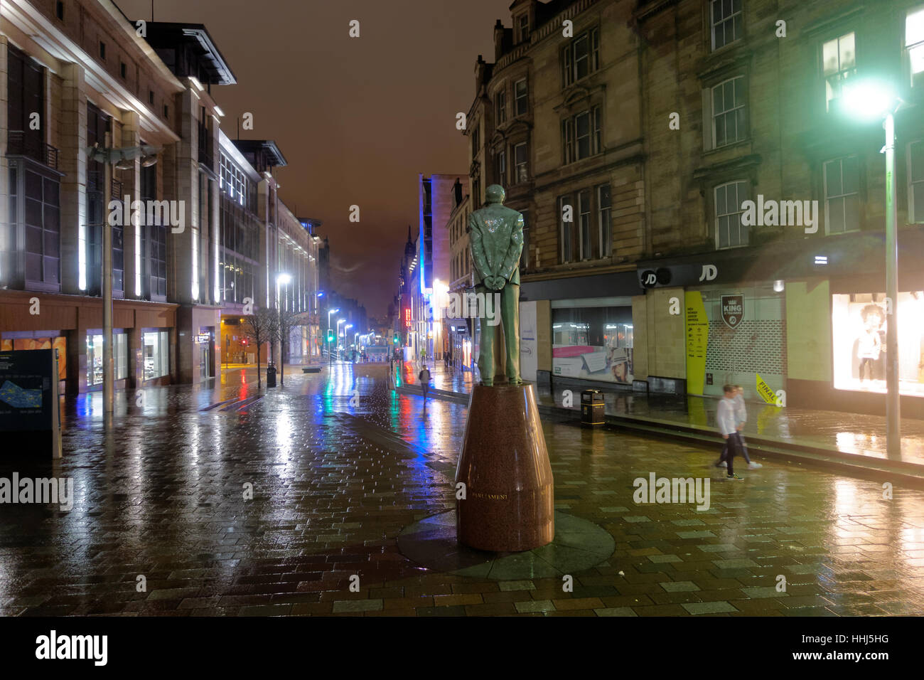 night raining weather for Glasgow  at the Glasgow concert hall statue of Donald Dewer on Buchanan sauchiehall Stock Photo