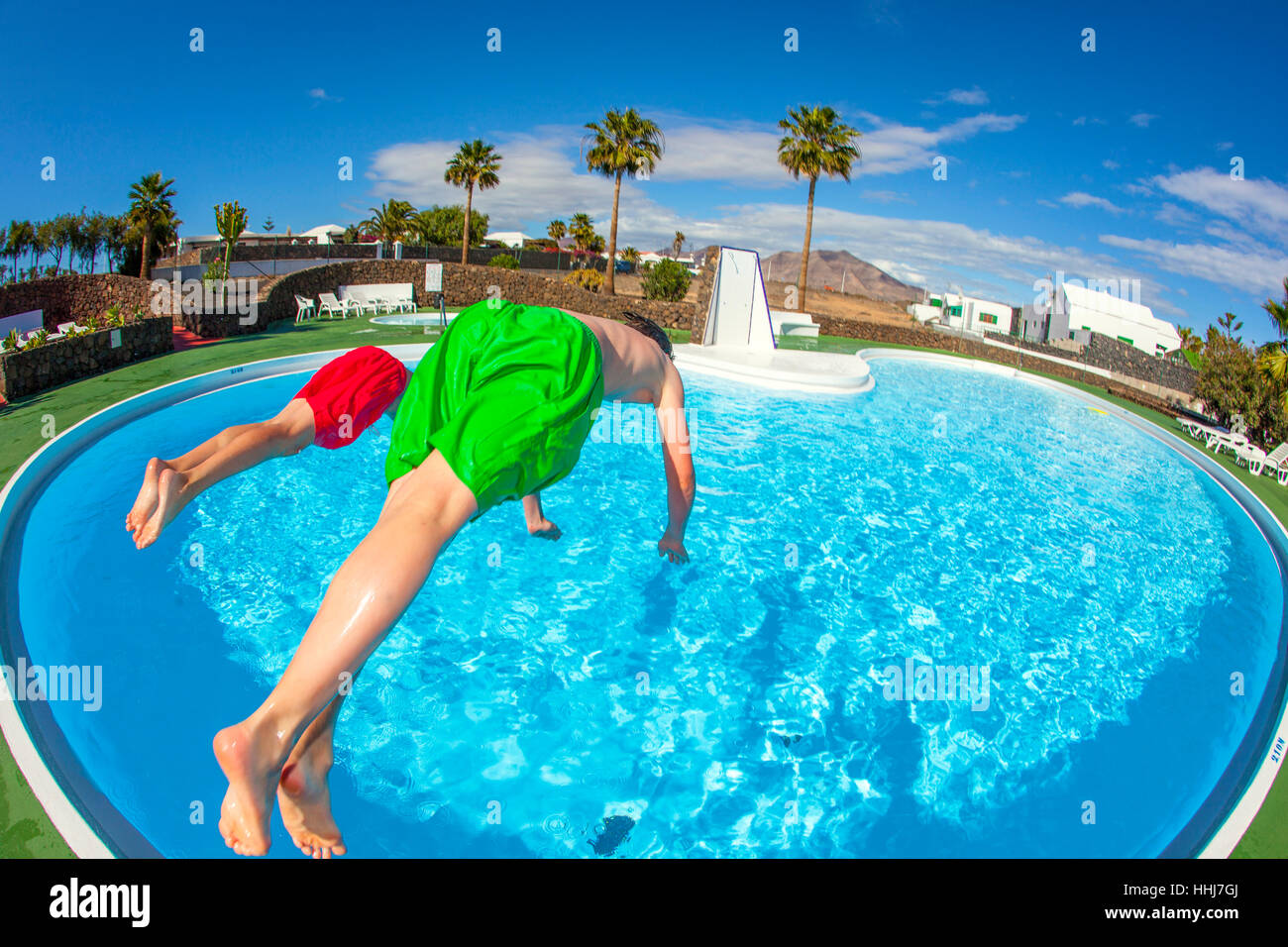 женщина прыгает в бассейн. Into the swimming pool. человек прыгает в бассейн. мальчик прыгает в бассейн. на русский bobjumped into the pool.