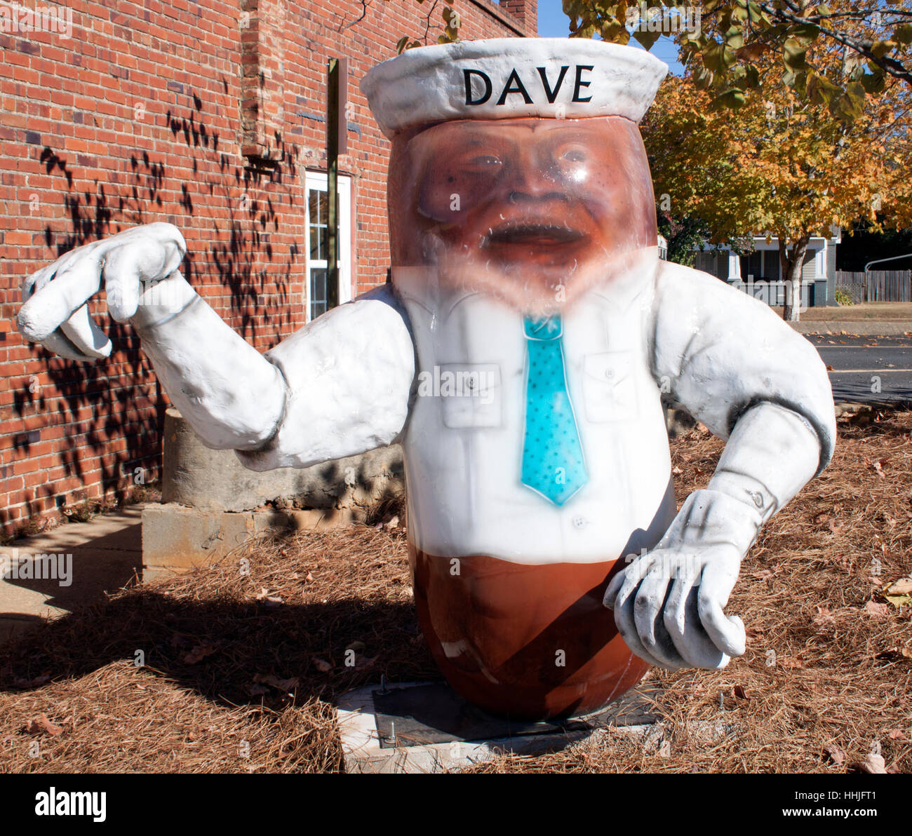 Dancin’ Dave the Human Peanut sculpture in Headland, Alabama, celebrates the region’s peanut heritage with quirky roadside charm. Stock Photo