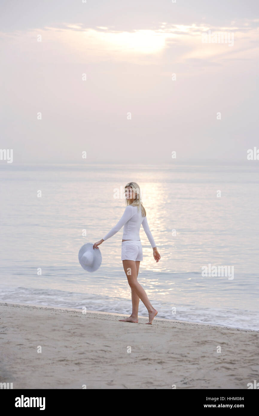 Woman barefoot walking beach hi-res stock photography and images - Alamy
