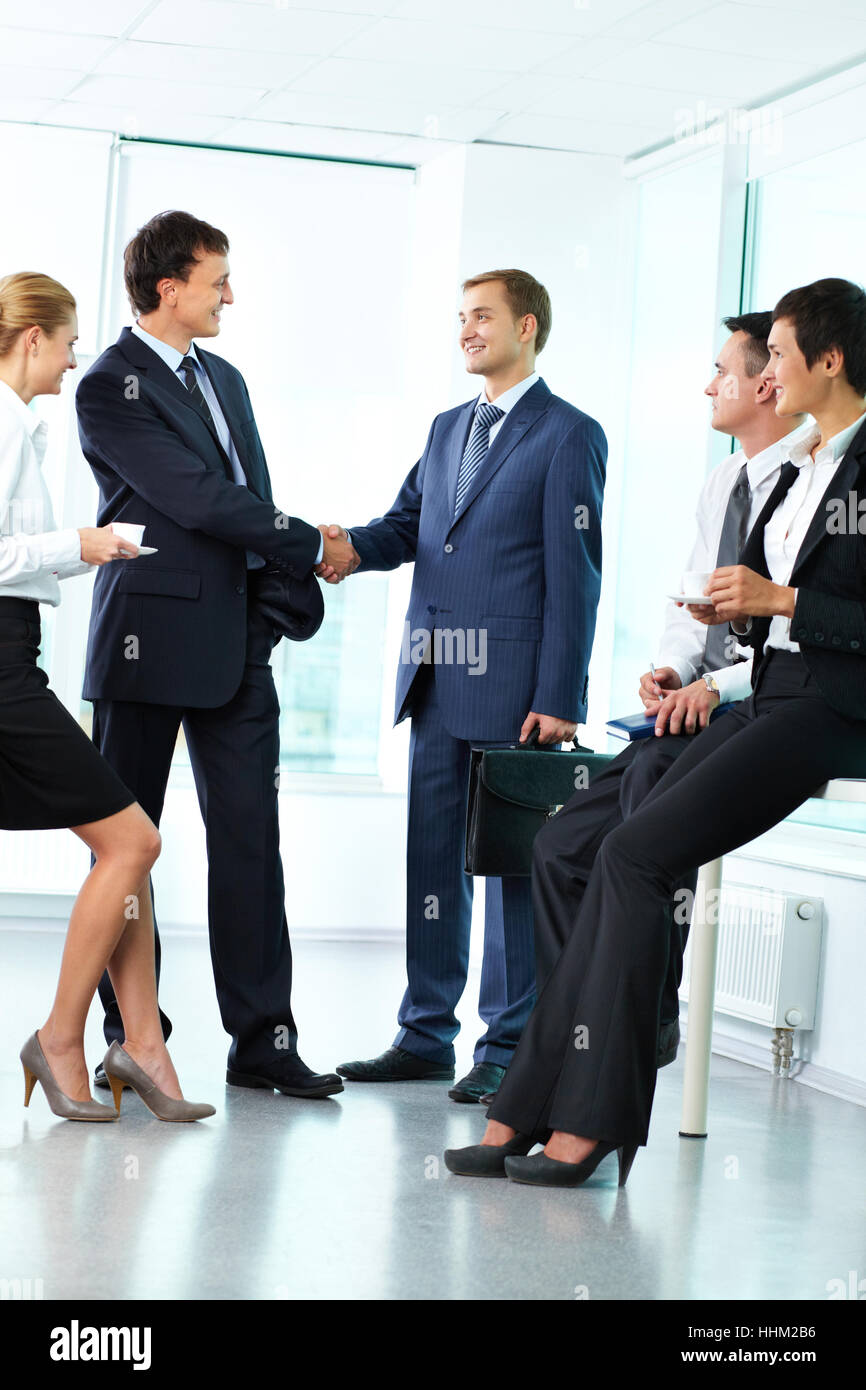 Внутренние деловые отношения. Деловая встреча. Деловая встреча картинка вертикальная. Переговоры. Встреча с клиентом в офисе.