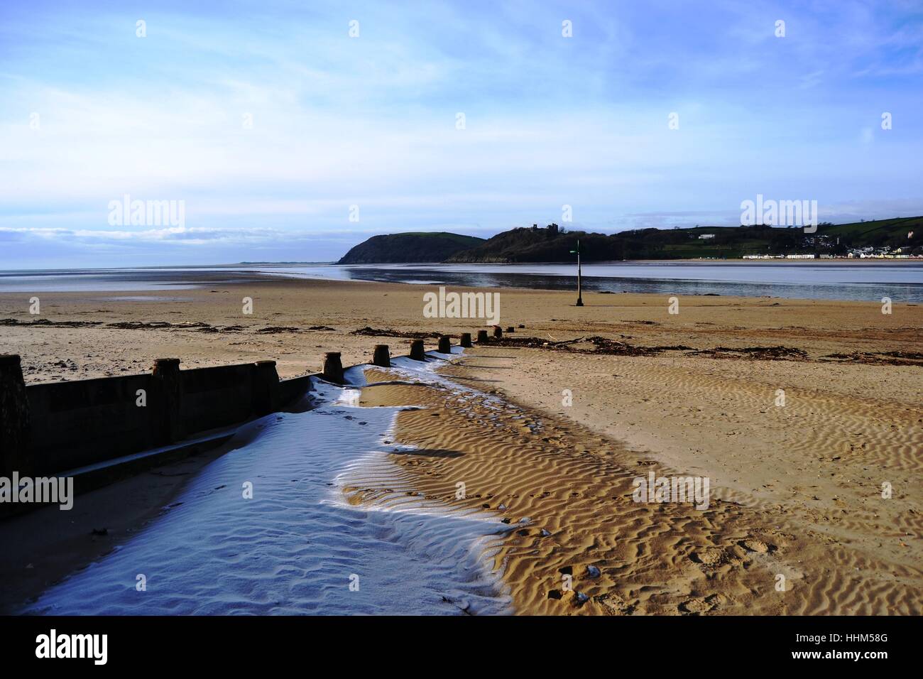 Looking out towards Llansteffan Castle from the beach at Ferryside on a frosty winters day Stock Photo