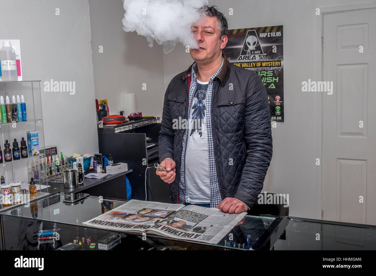 A Vape shop owner showing how to vape a e-cigarette Stock Photo - Alamy A Vape shop owner showing how to vape a e-cigarette Stock Photo - Alamy