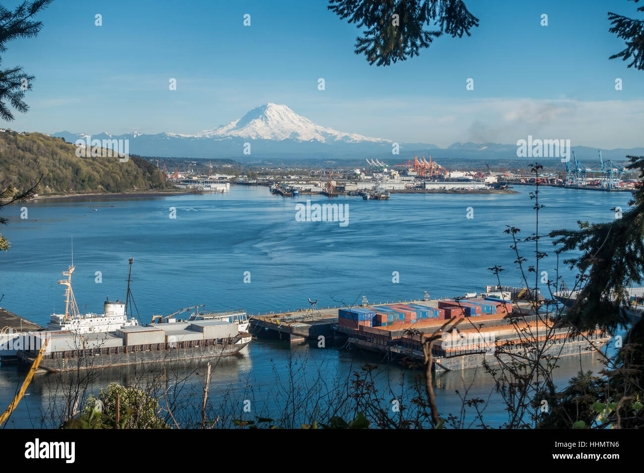 majestic-mount-rainier-towers-over-the-port-of-tacoma-stock-photo-alamy