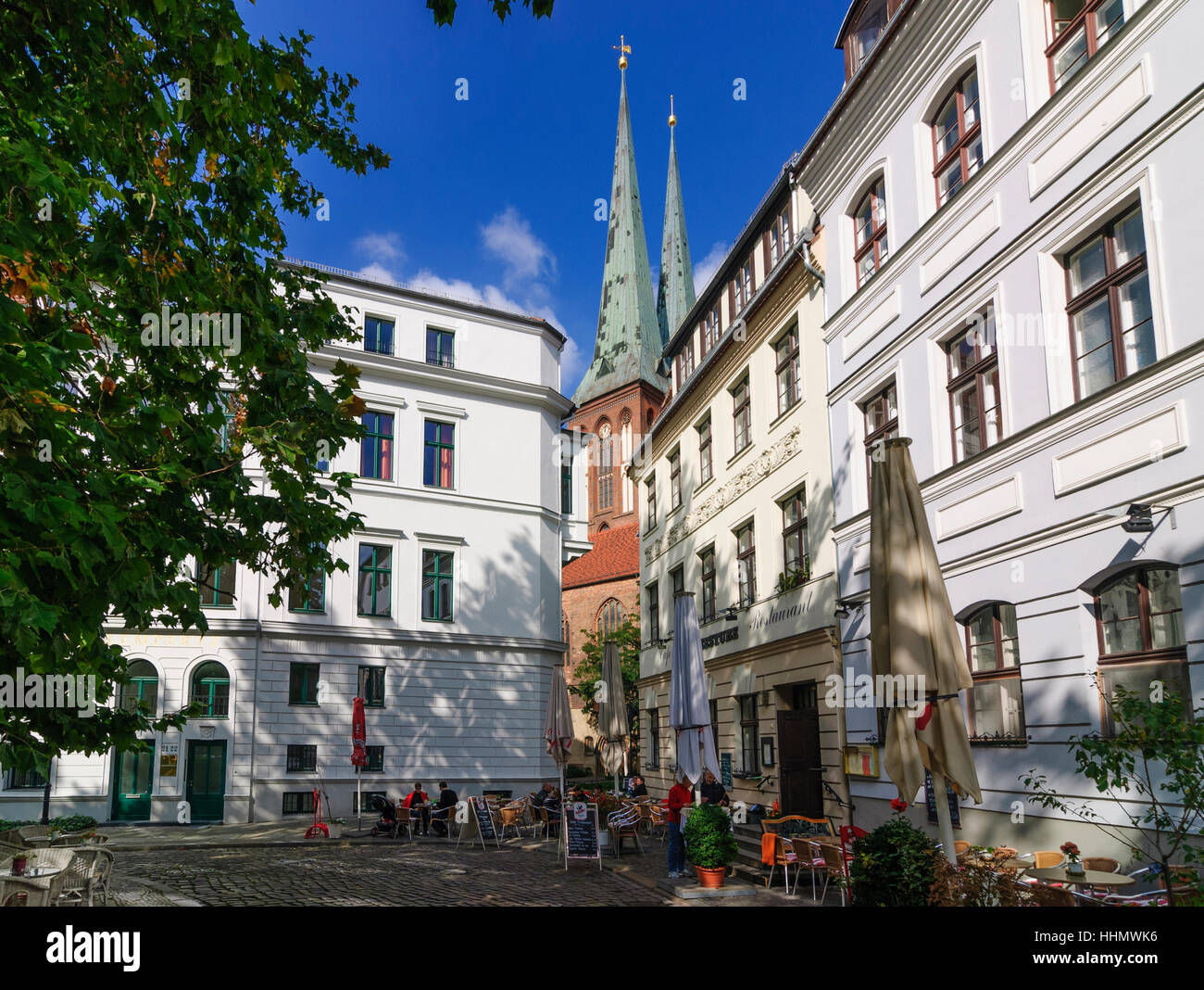 Berlin: district Nikolaiviertel with restaurant 'Gasthaus zur Rippe' and church Nikolaikirche, , Berlin, Germany Stock Photo